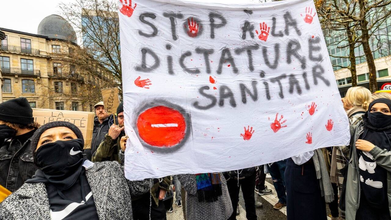 Auch in Brüssel wurde gegen die Corona-Maßnahmen protestiert - zunächst friedlich.  Auch in Brüssel wurde gegen die Corona-Maßnahmen protestiert - zunächst friedlich.