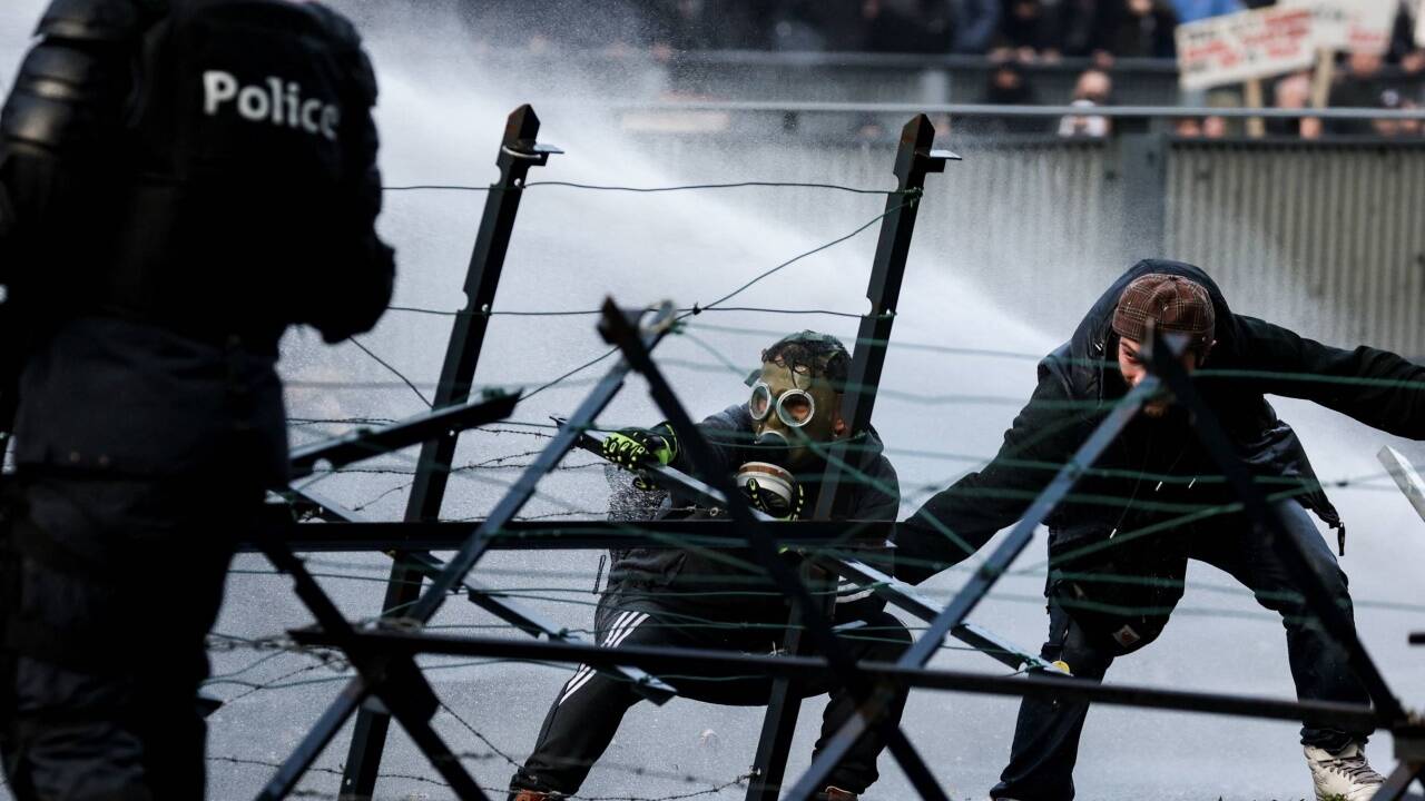 Gewalttätige Randalierer kapterten die Demo und attackierten die Polizei.   Gewalttätige Randalierer kapterten die Demo und attackierten die Polizei.