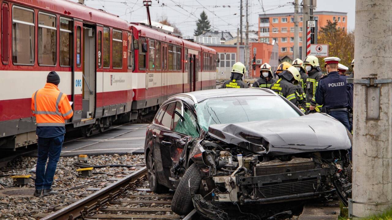 Lokalbahn erfasste Pkw. 