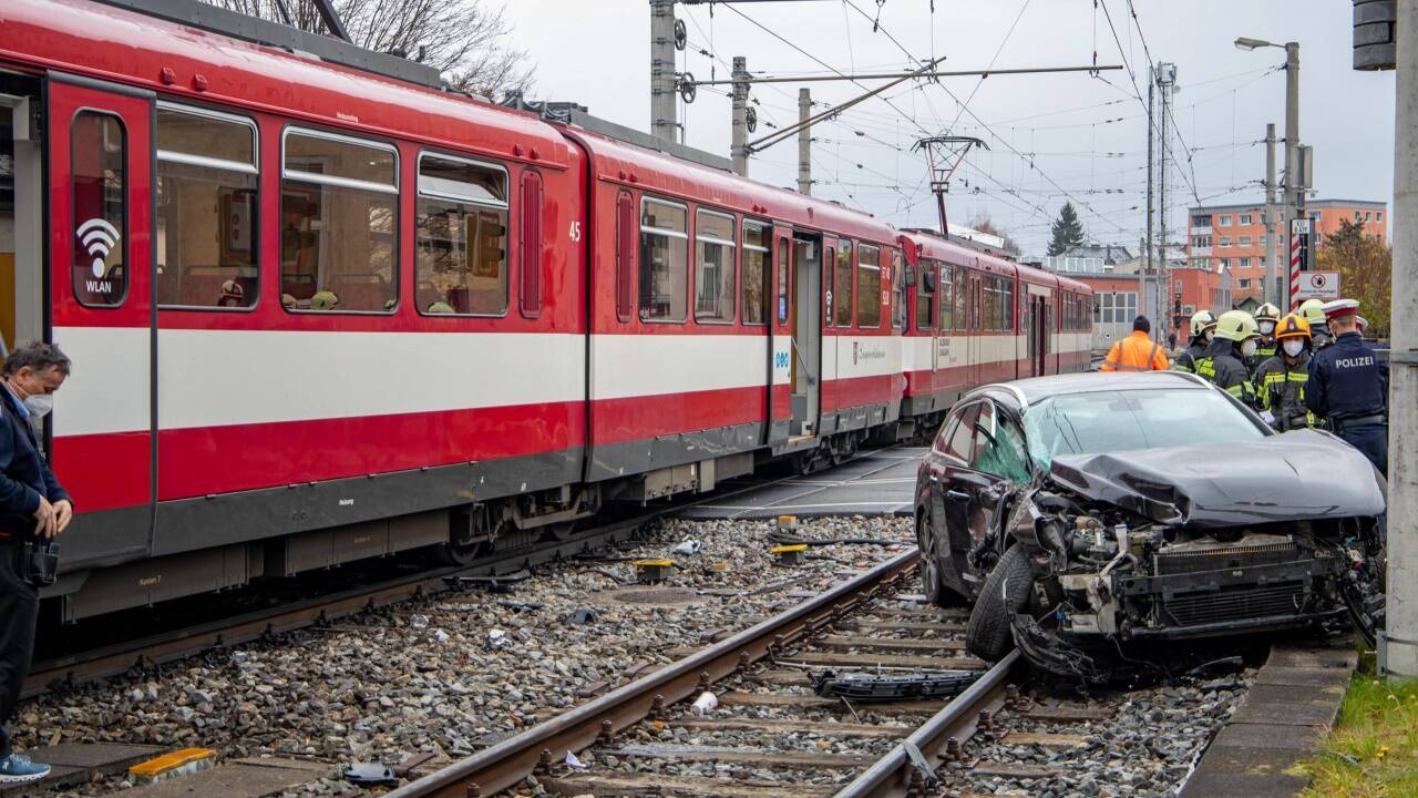 Lokalbahn erfasste Pkw. 