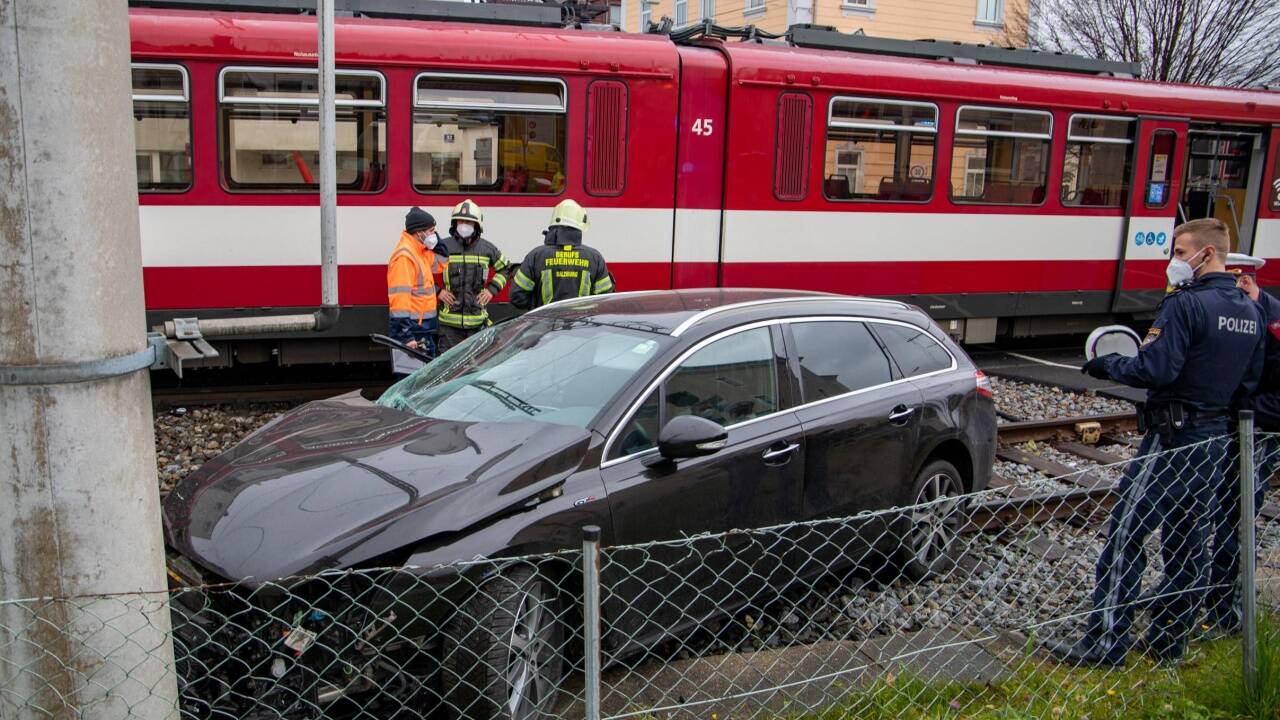 Lokalbahn erfasste Pkw. 