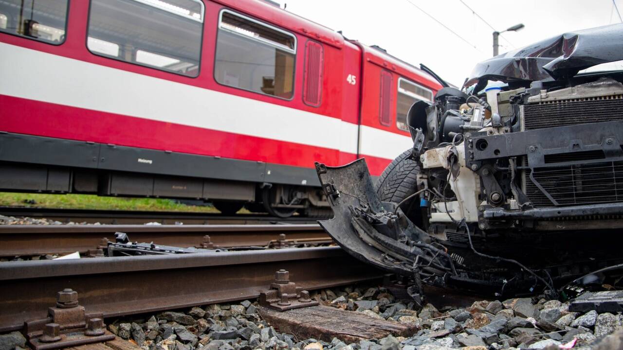 Lokalbahn erfasste Pkw. 