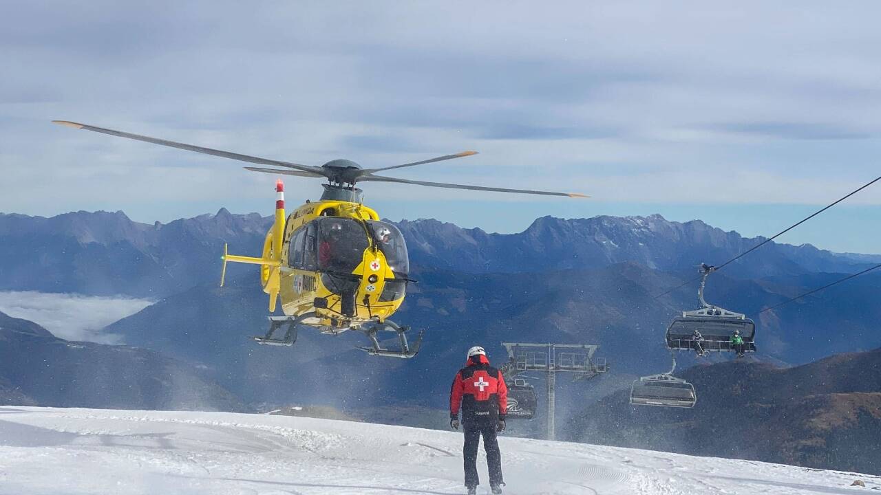 Notarzthubschrauber im Einsatz bei Skiunfall. 