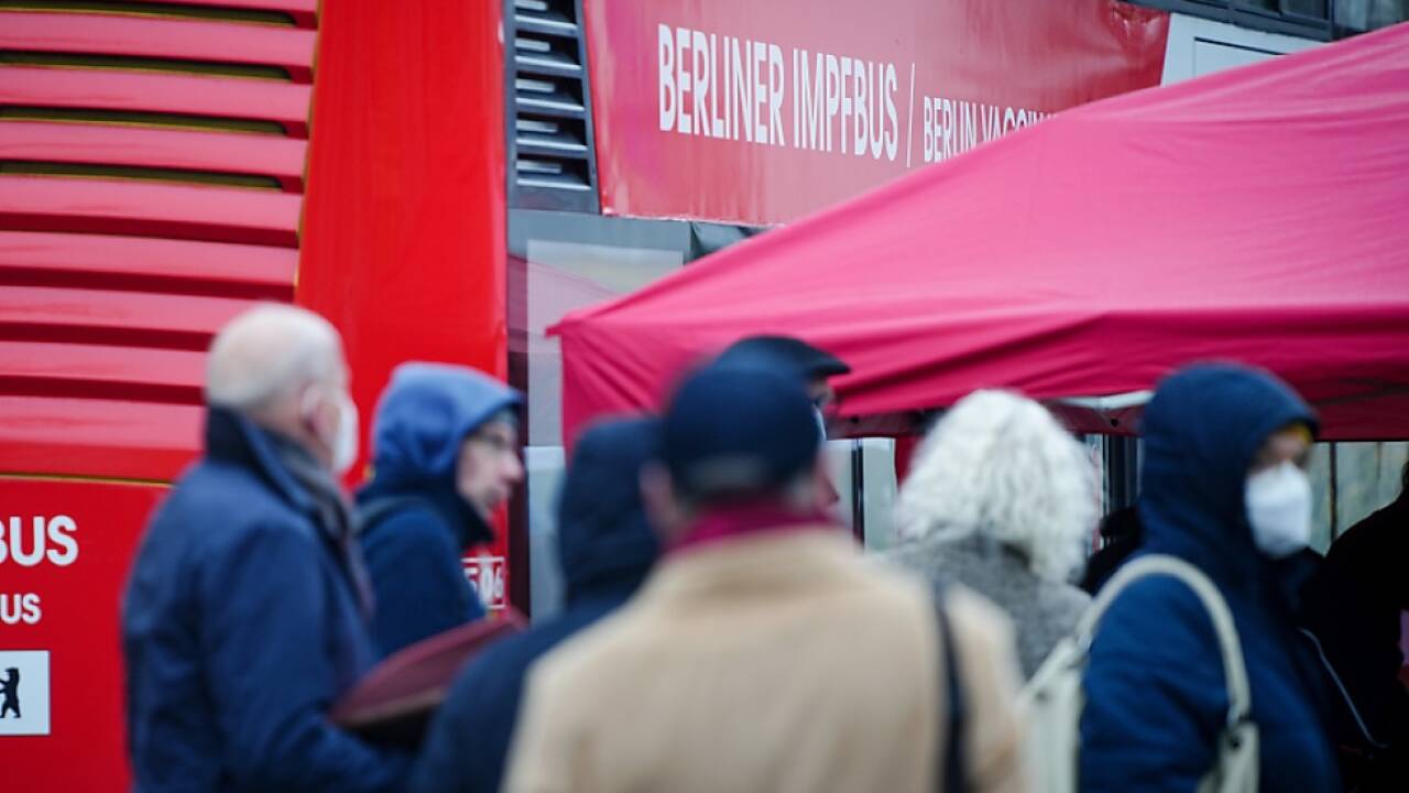 Warteschlange vor dem Berliner Impfbus 