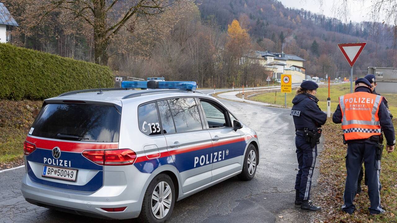Die Polizei sperrte die Zufahrtstraße zum Gaisberg während der Entschärfungsarbeiten. 