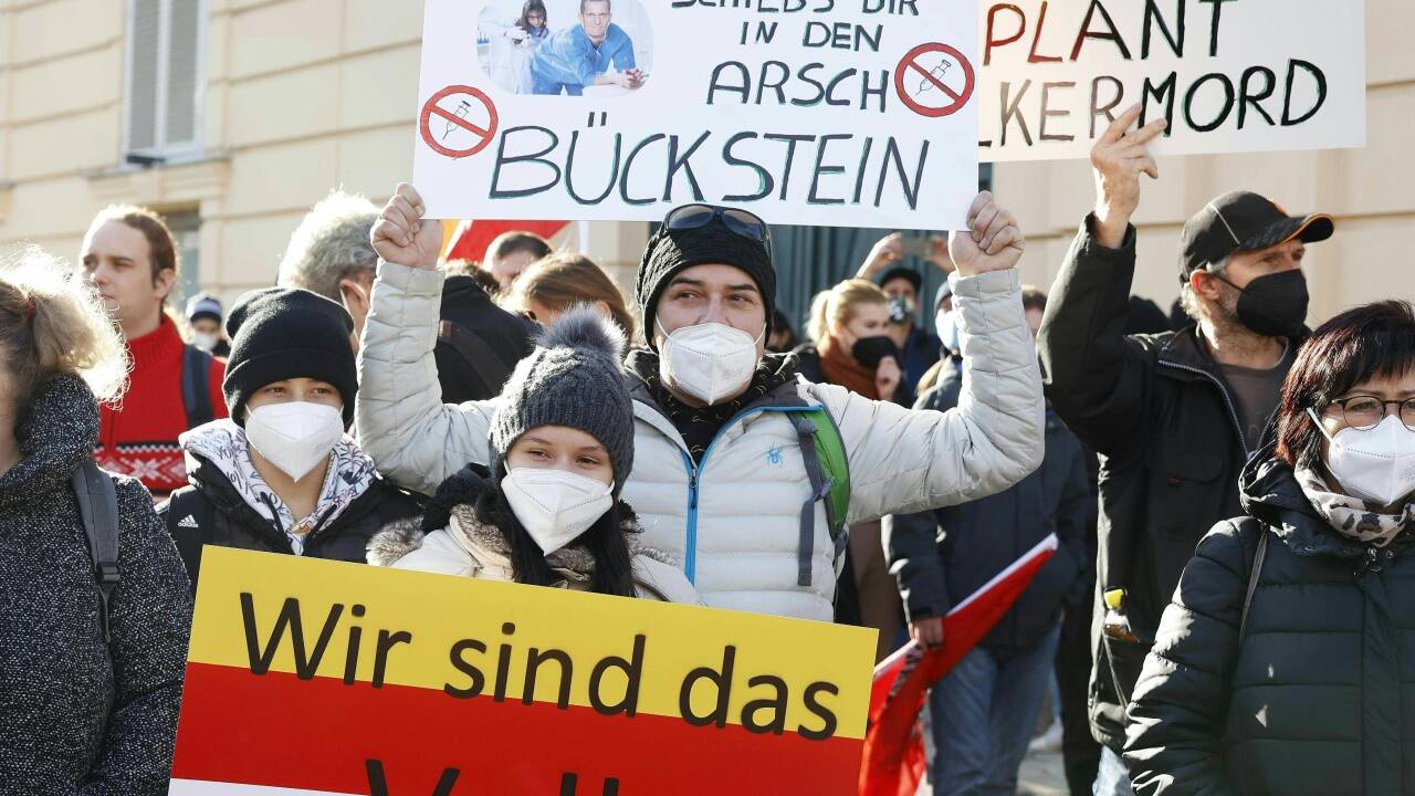 Bei der Demo gegen die Coronamaßnahmen vergangene Woche hörte und las man radikale Parolen. Bei der Demo gegen die Coronamaßnahmen vergangene Woche hörte und las man radikale Parolen.