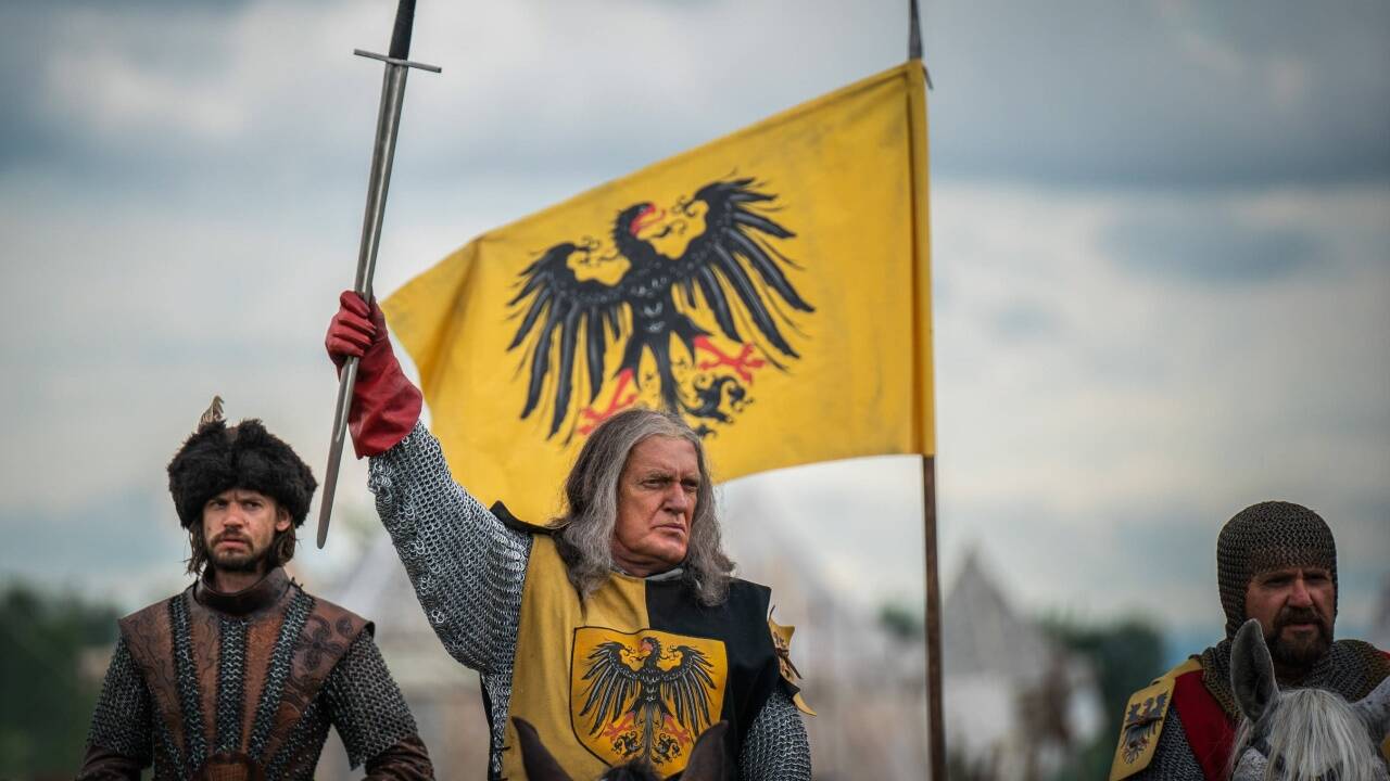 „Universum History: Schlacht am Marchfeld - Der Aufstieg der Habsburger“ berichtet über jene Schlacht am 26. August 1278, die über die Zukunft Europas entschied. Im Bild: Florian Feik (Ladislaus IV.) und Max Moor (Rudolf I.) zu Pferd. 