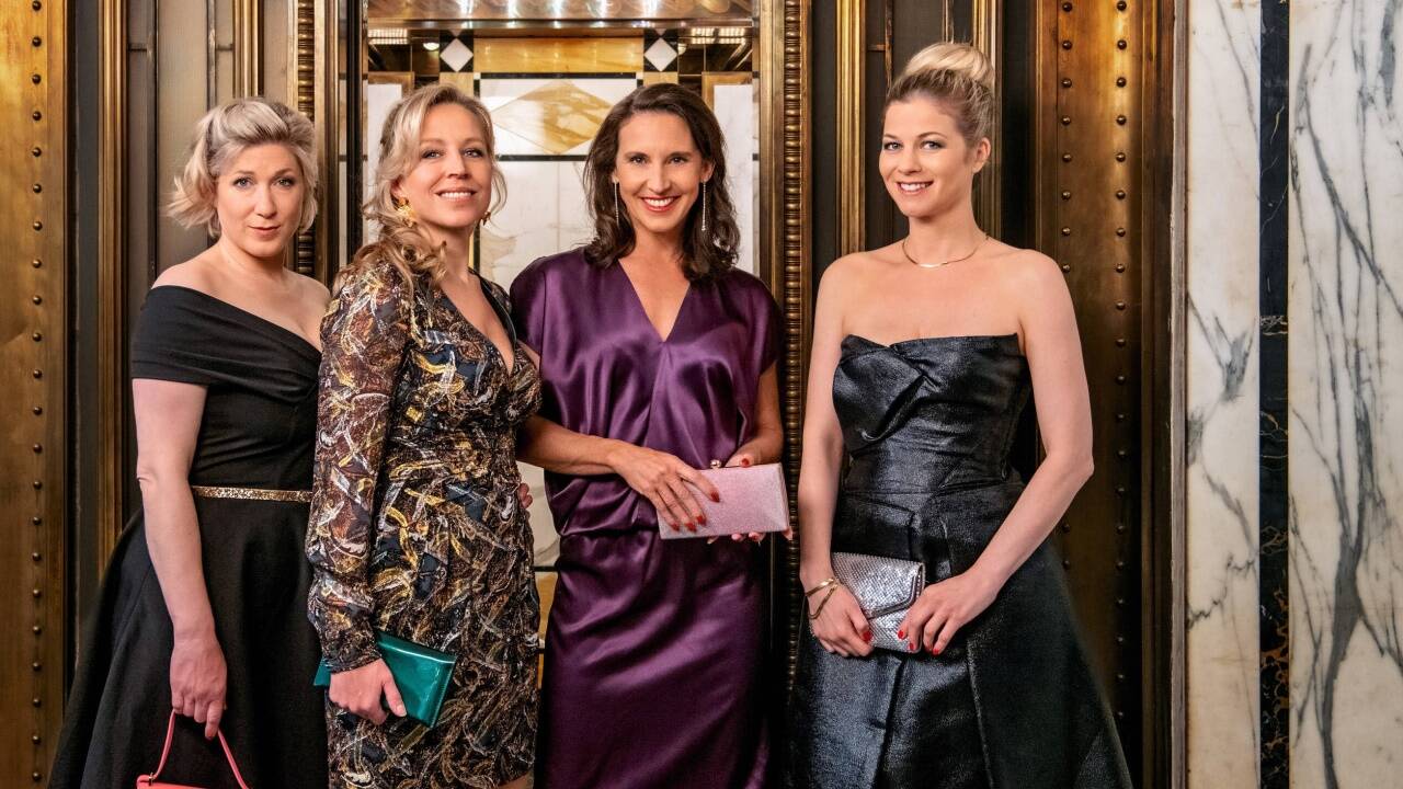 Die Vorstadtweiber starten 2022 in ihre letzte Staffel: Es geht wieder um Beziehungen und Freundschaften, es gibt ein Begräbnis, eine Hochzeit und ein Baby. Im Bild (v.li.): Ines Honsel (Sonia Clementi), Nina Proll (Nico Huber), Maria Köstlinger (Waltraud Steinberg), Hilde Dalik (Vanessa). 