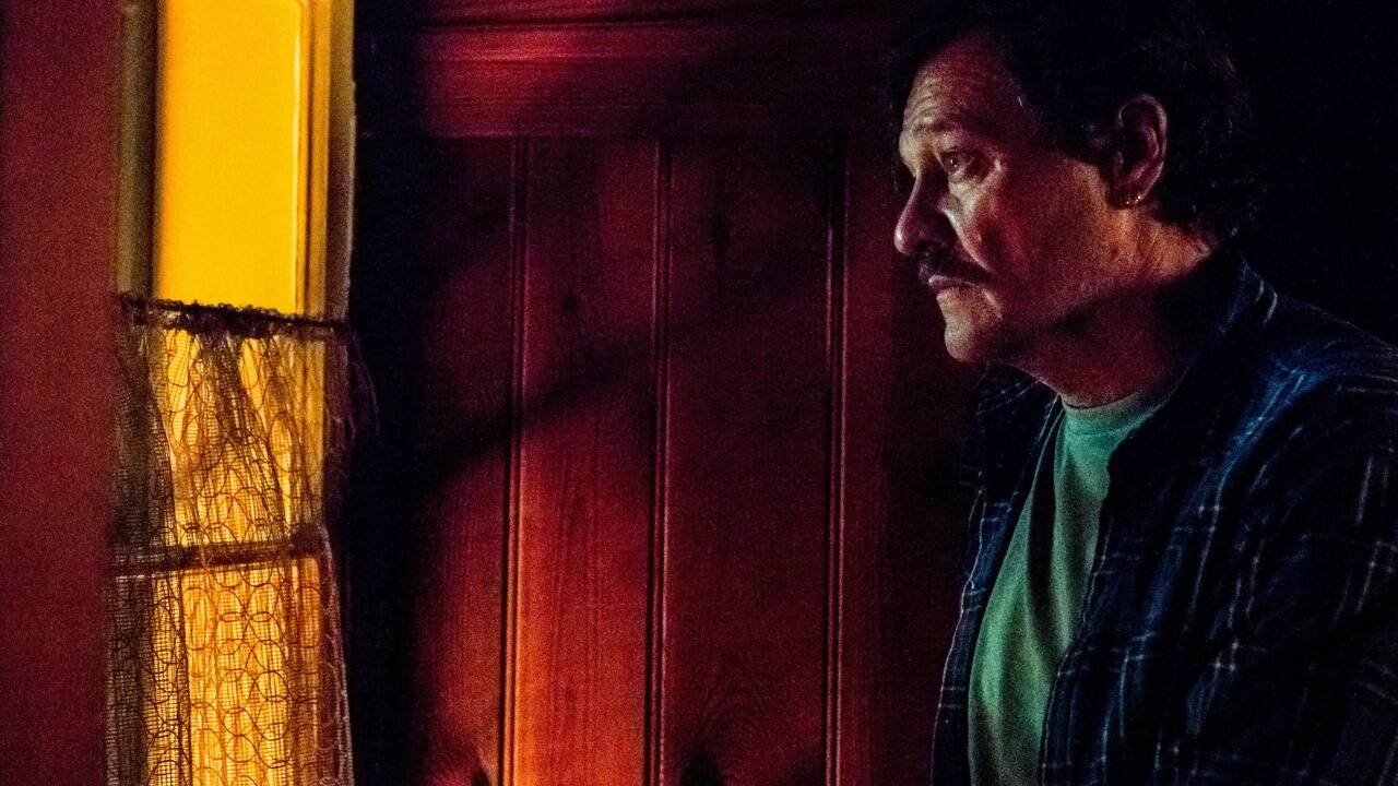 Wenn auf einmal 'Alles finster' ist und nichts mehr geht: Im fiktiven Kekenberg an der Della, einer kleinen Gemeinde in Österreich, scheint eigentlich alles ganz harmonisch, bis durch ein europaweites Blackout plötzlich das Licht ausgeht und 'Überleben für Anfänger' angesagt ist.Im Bild: Harald Windisch (Edi).  