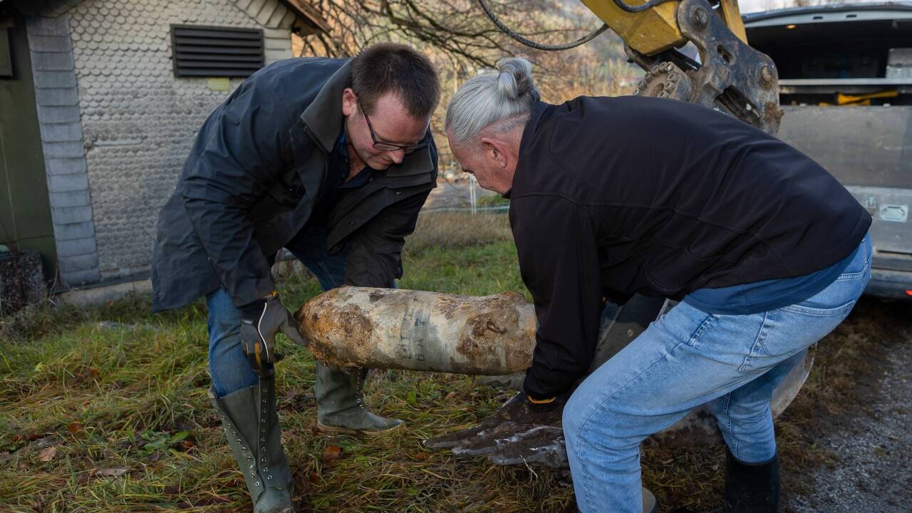 Entschärft: Fachleute bergen das brisante Kriegsrelikt, eine US-amerikanische 50-kg-Fliegerbombe aus dem Zweiten Weltkrieg.  