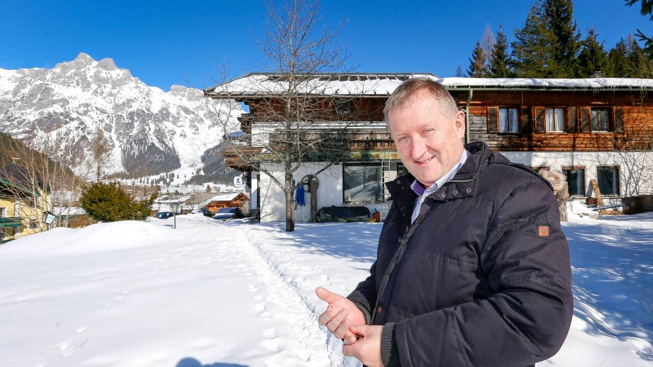 Rund um das ehemalige Hotel Hochthron (Archivbild) soll ab Ostern gebaut werden. Bgm. Peter Brandauer (ÖVP) ist vom Projekt überzeugt.  