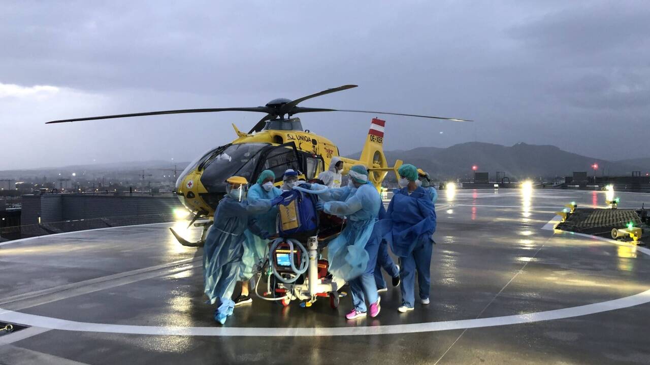 Der Intensivtransporthubschrauber C33 ist für Covid-Patienten im Einsatz.  