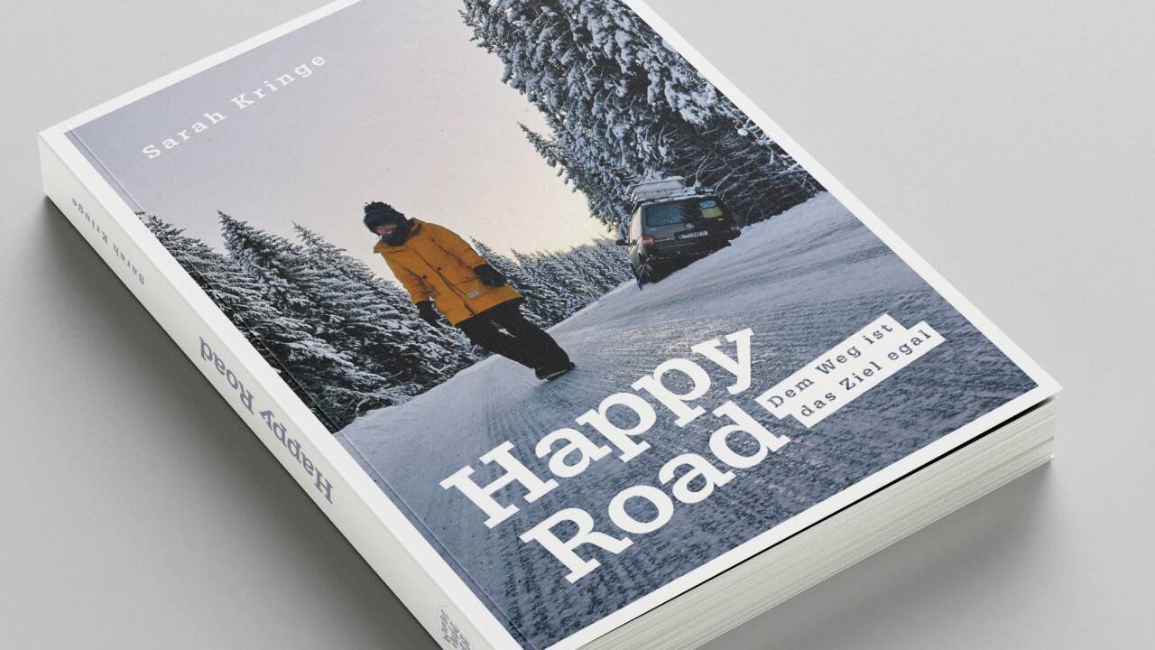 „Happy Road – Dem Weg ist das Ziel egal“, erschienen 2021 im „Wenn nicht jetzt“-Verlag. 296 Seiten, 20,60 Euro, bestellbar auch über den lokalen Buchhandel. ISBN: 978-3-947824-151 