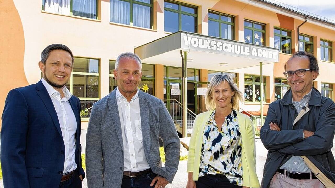 Alexander Spraiter (Baumangement Salzburg Wohnbau), Bürgermeister Wolfgang Auer, Volksschuldirektorin Julia Wenger und Wettbewerbs-Juryvorsitzender Architekt Werner Burtscher. Alexander Spraiter (Baumangement Salzburg Wohnbau), Bürgermeister Wolfgang Auer, Volksschuldirektorin Julia Wenger und Wettbewerbs-Juryvorsitzender Architekt Werner Burtscher.