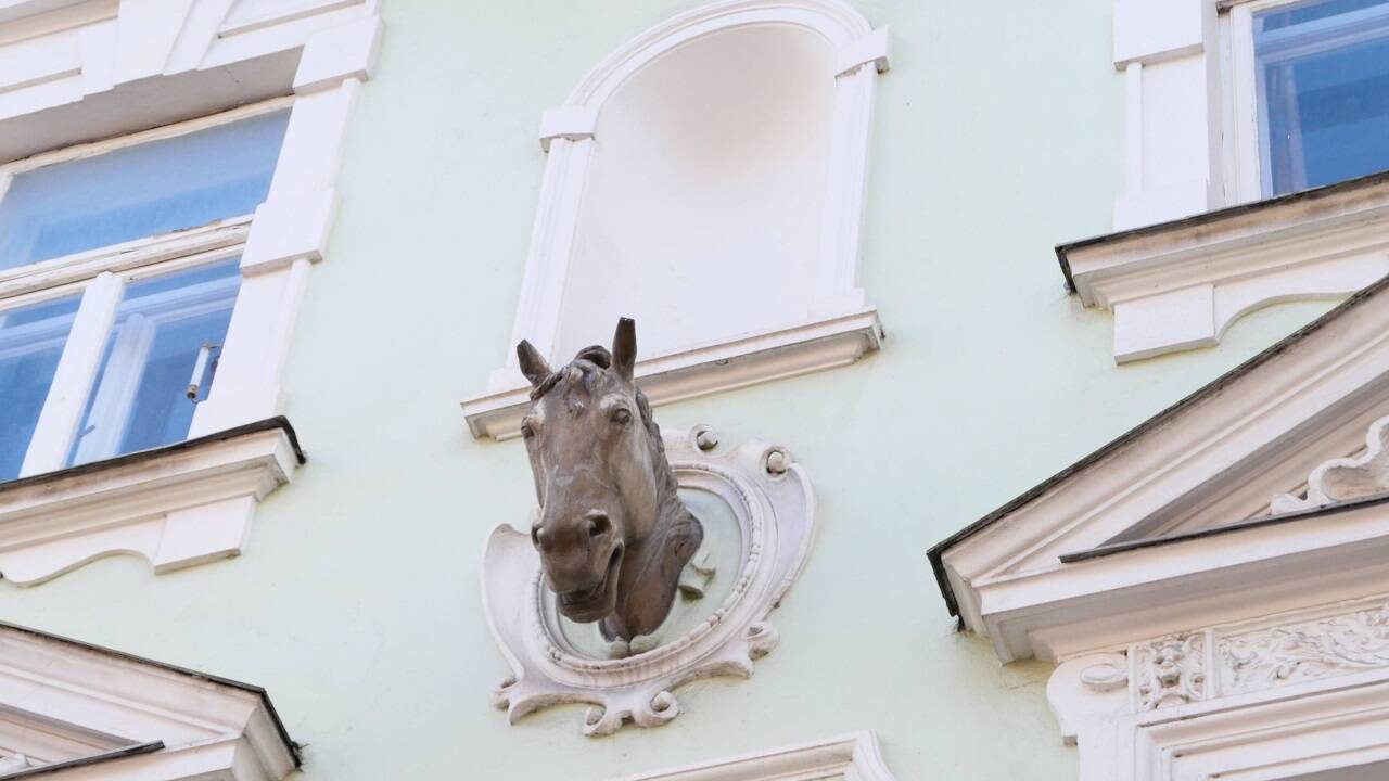 Unüblicher Fassadenschmuck.  
