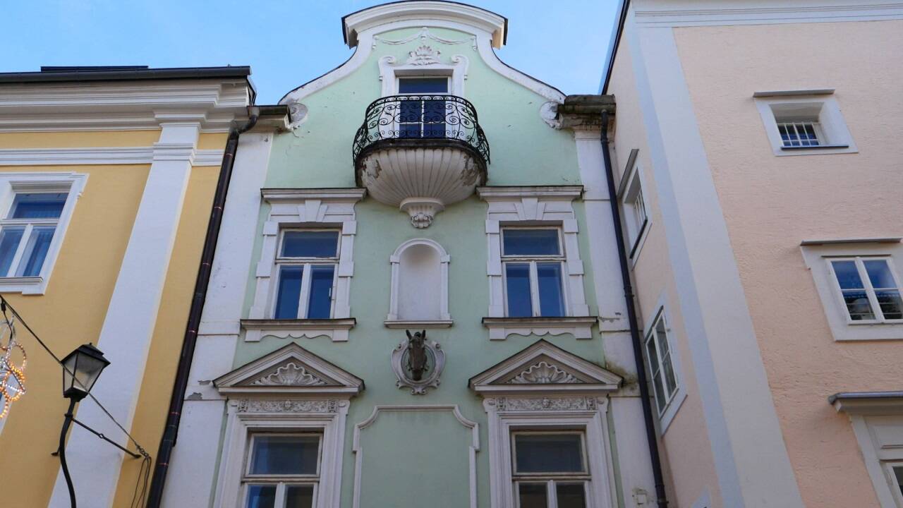 Blick auf das Gründerzeithaus mit dem Pferdekopf in der Rechten Salzburger Altstadt.  