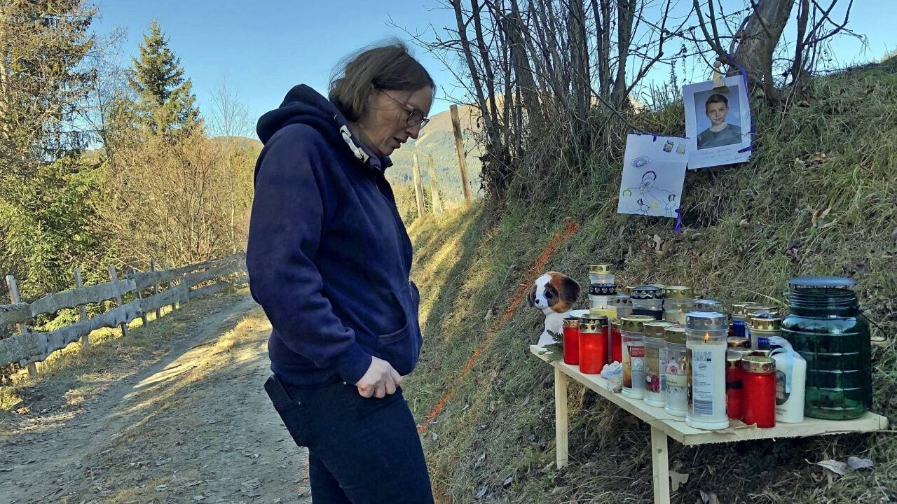 Katharina Gerhardter-Kinner trauert um ihren Sohn Andreas (15), der bei einer Verfolgung durch die Polizei ums Leben kam. Und sie stellt sich die Frage, ob so eine Verfolgungsfahrt tatsächlich notwendig war. Katharina Gerhardter-Kinner trauert um ihren Sohn Andreas (15), der bei einer Verfolgung durch die Polizei ums Leben kam. Und sie stellt sich die Frage, ob so eine Verfolgungsfahrt tatsächlich notwendig war.