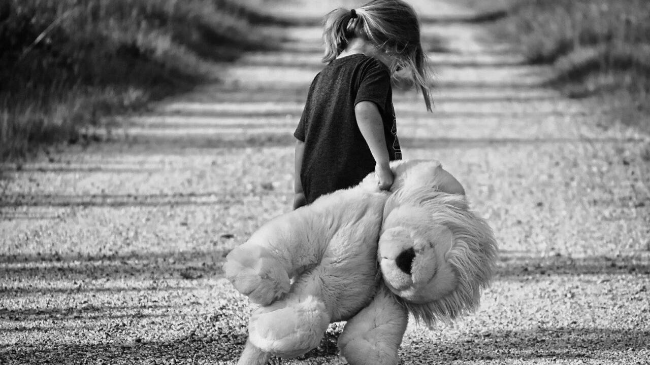 Wie ein Mädchen früh erwachsen werden musste – und eine Freundin sie dafür bewundert.  