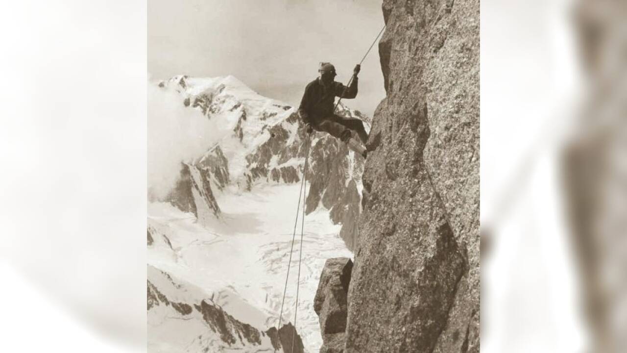 1964 beim Abseilen am Dent du Géant im Mont-Blanc-Gebiet. 