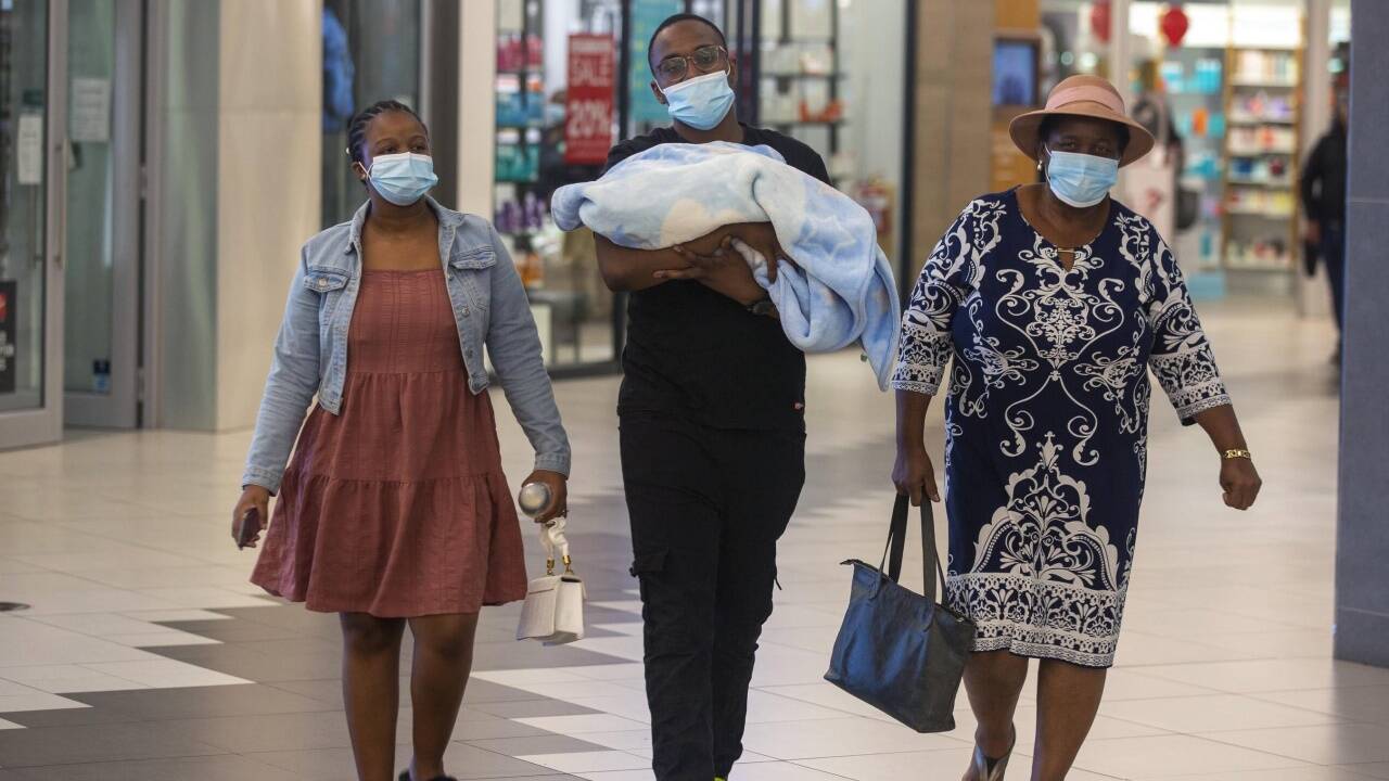 Flüge aus dem südlichen Afrika dürfen in vielen Staaten nicht mehr landen. Auch die EU will sich so schützen. 