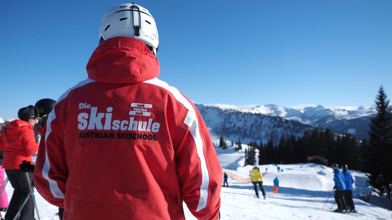 In Österreich gibt es knapp 600 Skischulen und rund 18.000 Skilehrer und Skilehrerinnen. 