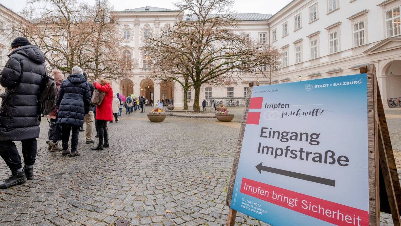 Geduldiges Warten im Schlosshof. Geduldiges Warten im Schlosshof.