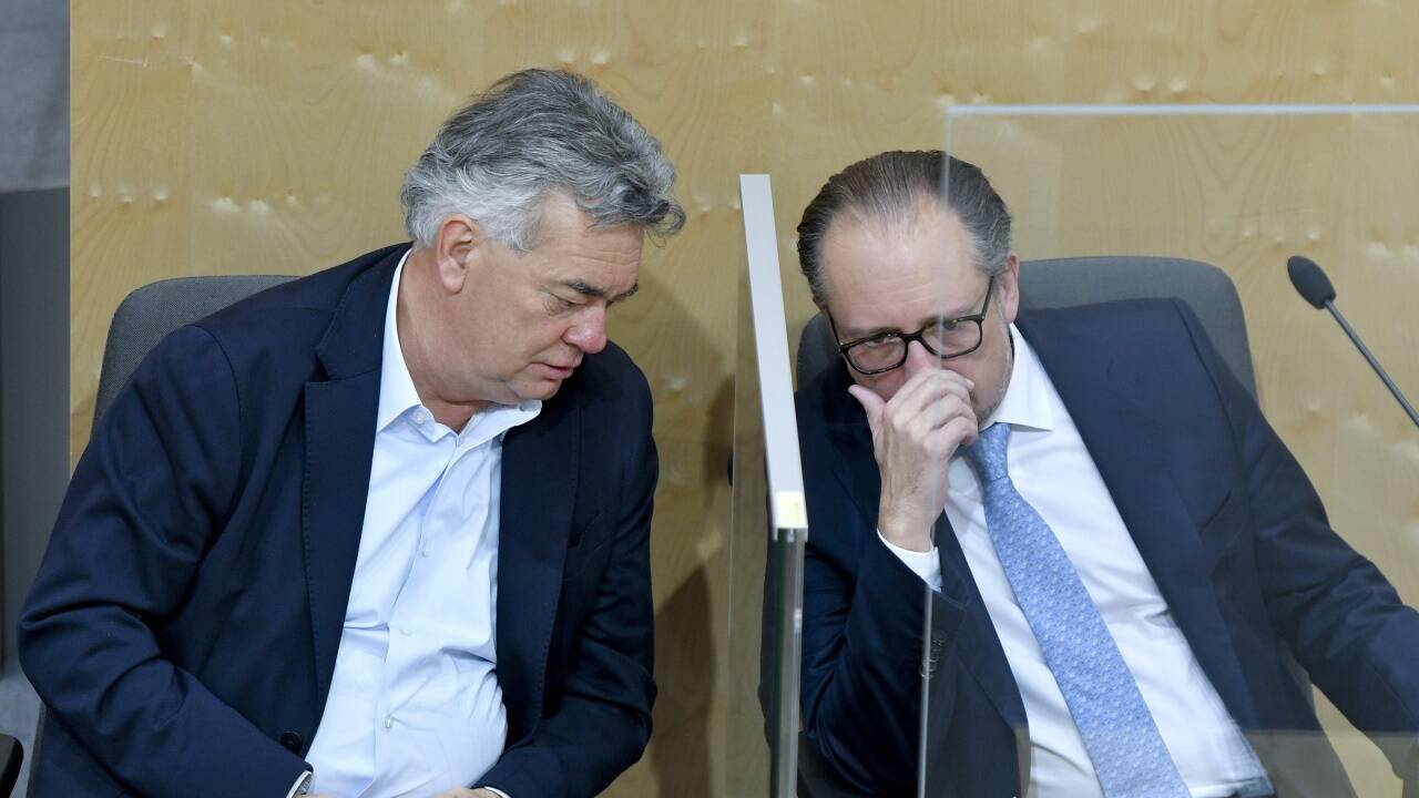 Vizekanzler Werner Kogler und Bundeskanzler Alexander Schallenberg trennt mehr als nur eine Glasscheibe. Vizekanzler Werner Kogler und Bundeskanzler Alexander Schallenberg trennt mehr als nur eine Glasscheibe.
