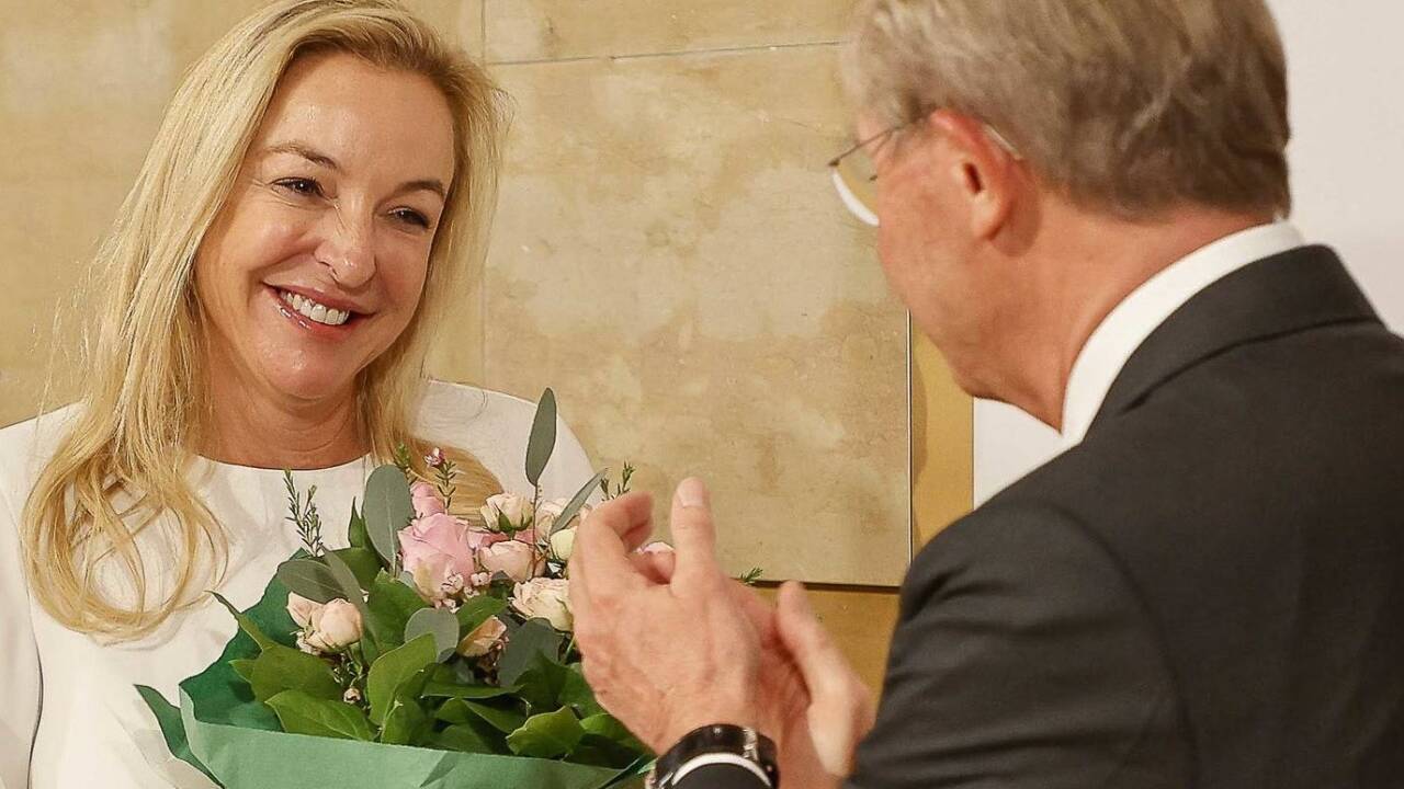 Kristina Hammer mit Blumen von Landeshauptmann Wilfried Haslauer. Kristina Hammer mit Blumen von Landeshauptmann Wilfried Haslauer.