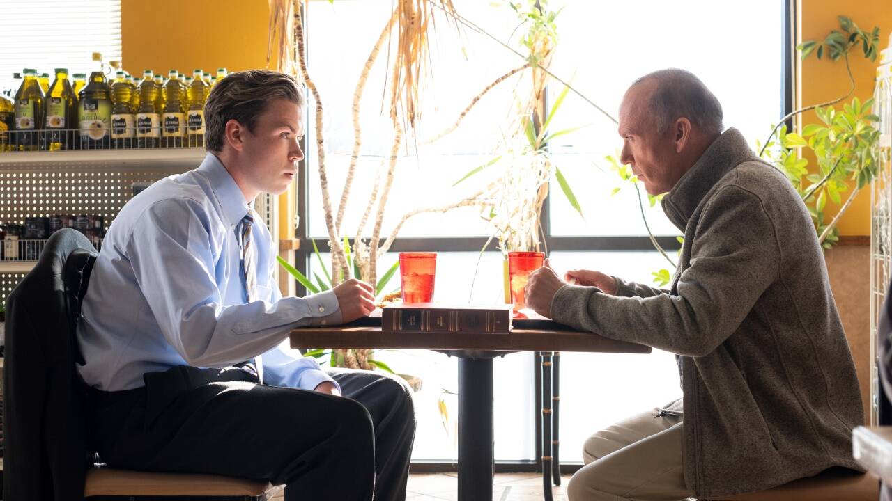 Der Arzt Samuel Finnix (r. Michael Keaton) fällt auf die Lügen des Pharmaindustrie-Vertreters Billy Cutler (l. Will Pulter) herein. 