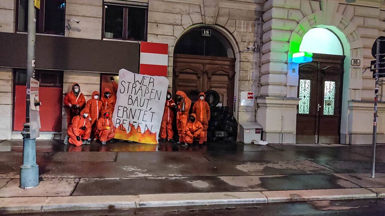 'Aktivistisches Kunstkollektiv' mit frühmorgendlicher Aktion 