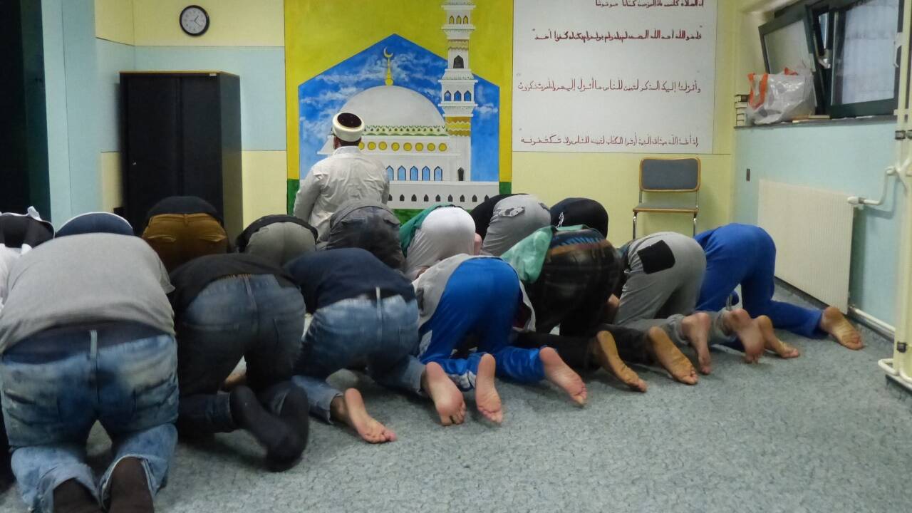 In der Justizanstalt Wien-Josefstadt gibt es auch eine staatliche Moschee: hier ein Freitagsgebet. 