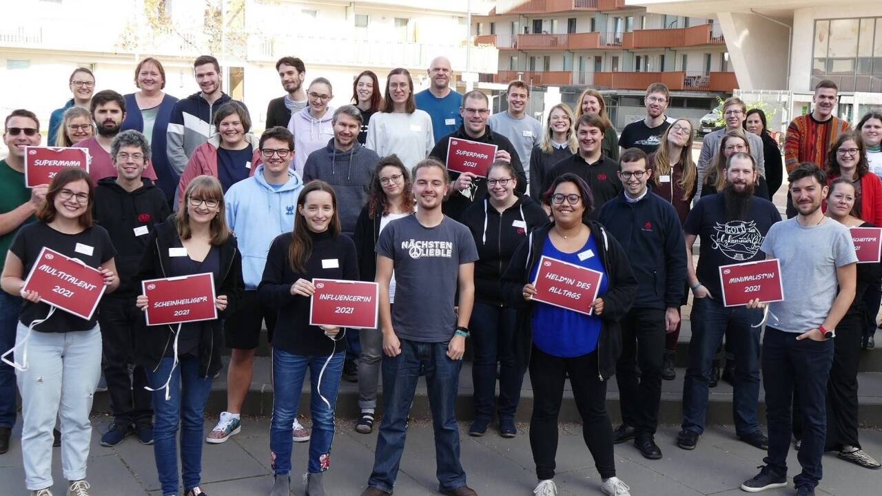 Die Teilnehmer der Bundeskonferenz der Katholischen Jugend Österreich haben sich auf eine genderneutrale Sprache geeinigt. Die Teilnehmer der Bundeskonferenz der Katholischen Jugend Österreich haben sich auf eine genderneutrale Sprache geeinigt.