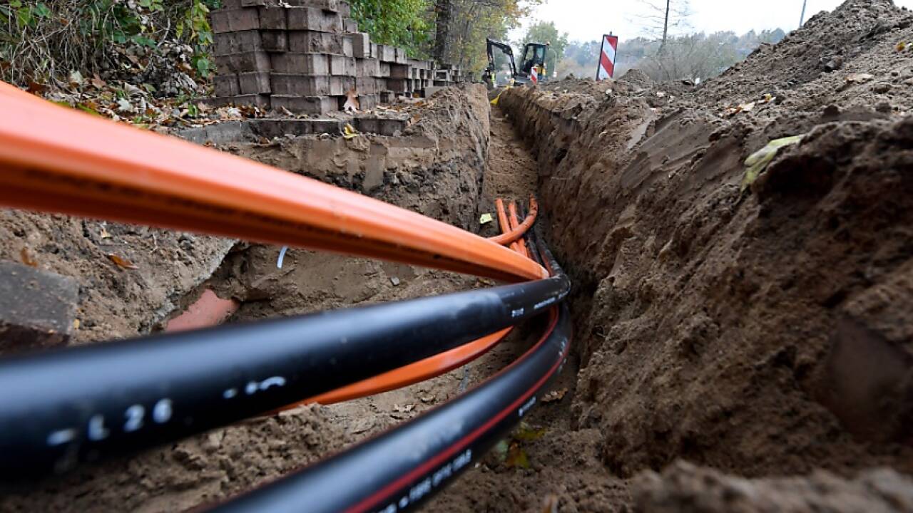 Im Boden verlegte Glasefaserkabel ermöglichen Breitband-Internet Im Boden verlegte Glasefaserkabel ermöglichen Breitband-Internet