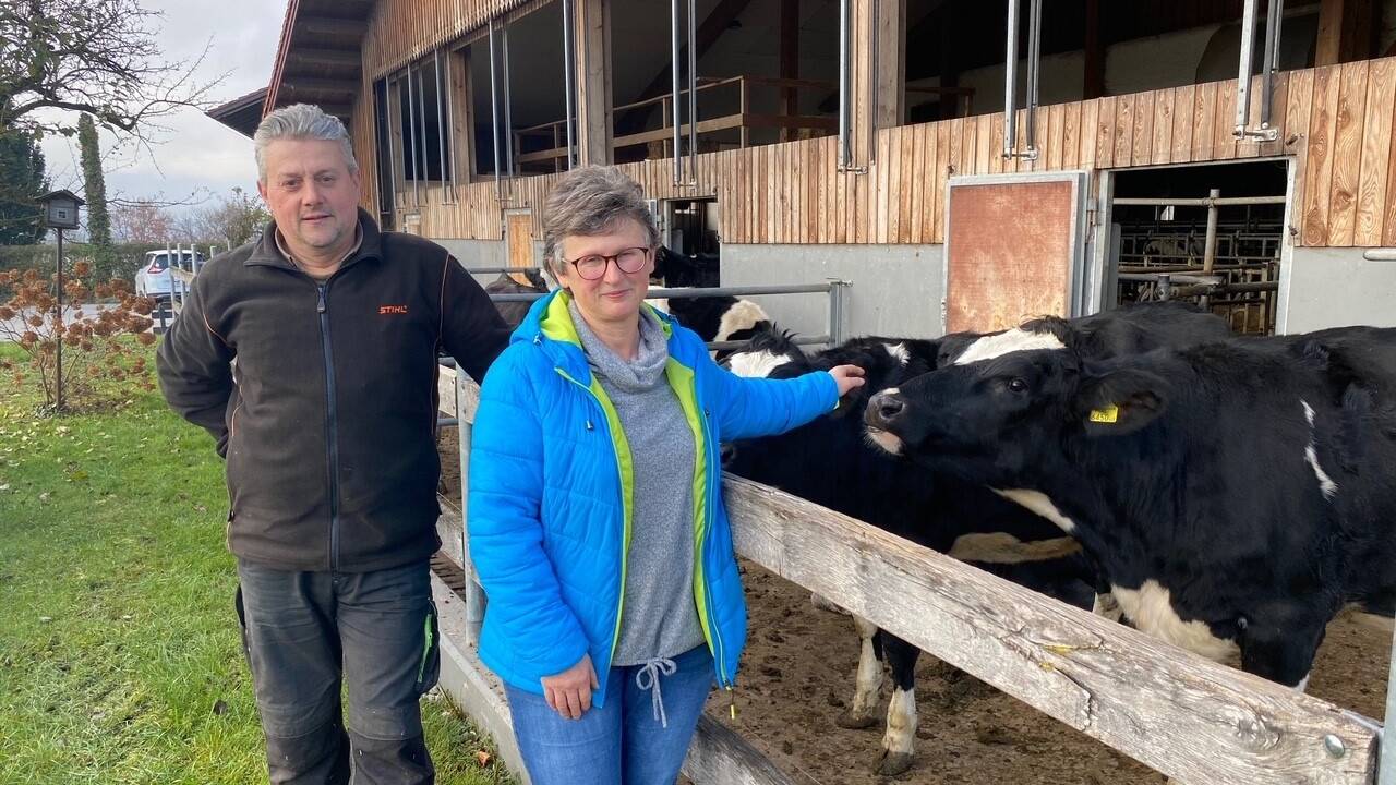 Elfriede und Karl Erbschwendtner vor ihrem Kuhstall in St. Pantaleon. 