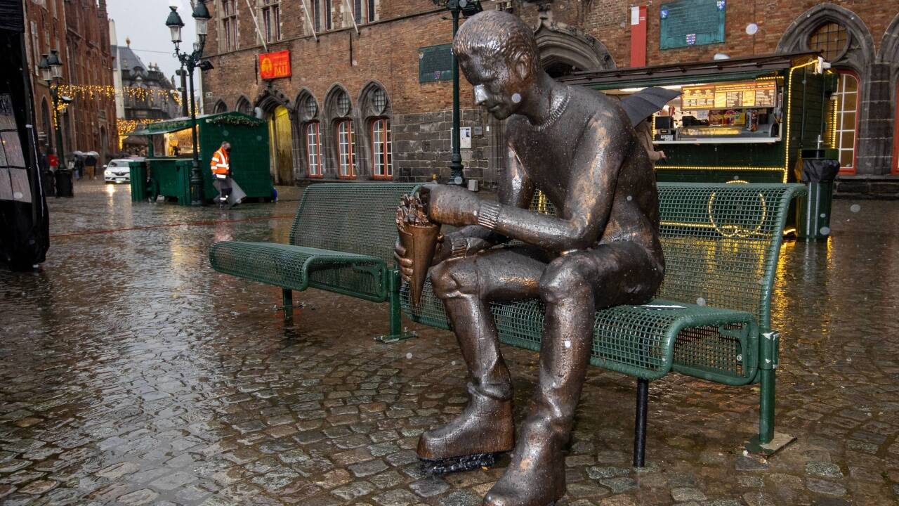Der Pommes-frites-Stand ist gleich hinter der Statue in Brügge. Man kann sich also ein Stanitzel holen und sich dazusetzen. imago  Der Pommes-frites-Stand ist gleich hinter der Statue in Brügge. Man kann sich also ein Stanitzel holen und sich dazusetzen. imago