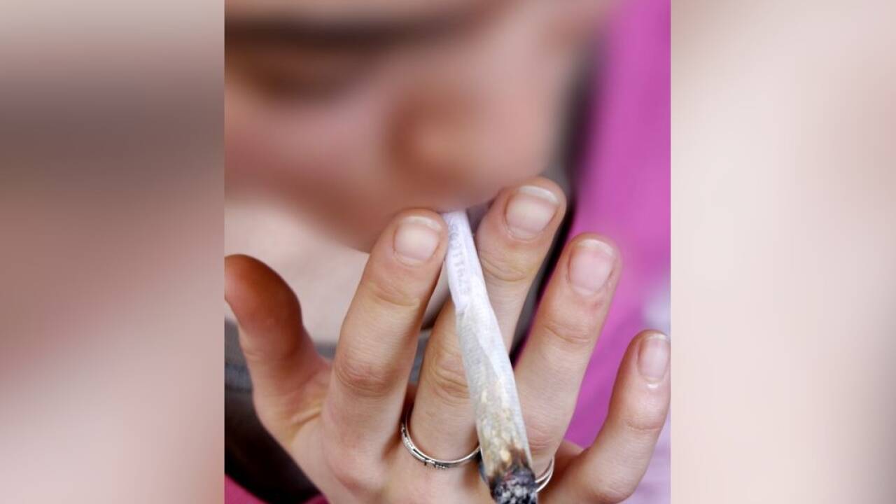 In Deutschland soll der Cannabiskonsum für Erwachsene legalisiert werden, in Österreich sieht die Regierung keinen Handlungsbedarf. In Deutschland soll der Cannabiskonsum für Erwachsene legalisiert werden, in Österreich sieht die Regierung keinen Handlungsbedarf.