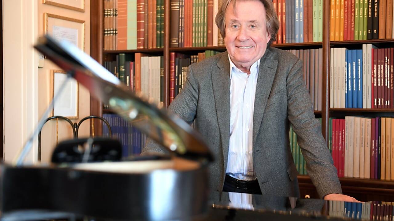 Rudolf Buchbinder 2020 vor seinen Sammlungen 