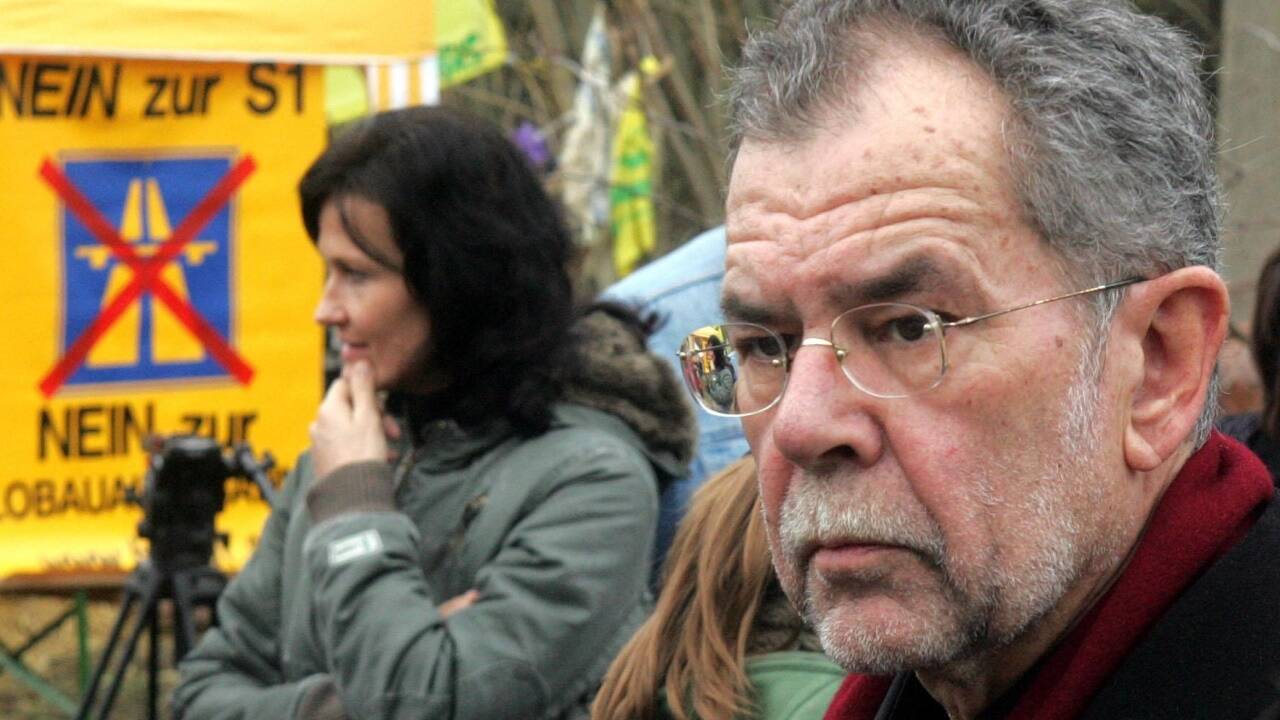 Proteste gegen den Lobautunnel gab es schon 2006: der damalige grüne Bundessprecher Alexander Van der Bellen und Stellvertreterin Eva Glawischnig. Proteste gegen den Lobautunnel gab es schon 2006: der damalige grüne Bundessprecher Alexander Van der Bellen und Stellvertreterin Eva Glawischnig.