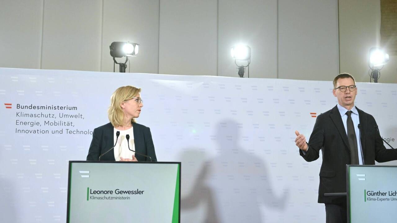 Klimaschutzministerin Leonore Gewessler (Grüne) und Günther Lichtblau, Klimaexperte im Umweltbundesamt, präsentierten am Mittwoch die Evaluierung großer Straßenbauprojekte in Österreich. Klimaschutzministerin Leonore Gewessler (Grüne) und Günther Lichtblau, Klimaexperte im Umweltbundesamt, präsentierten am Mittwoch die Evaluierung großer Straßenbauprojekte in Österreich.