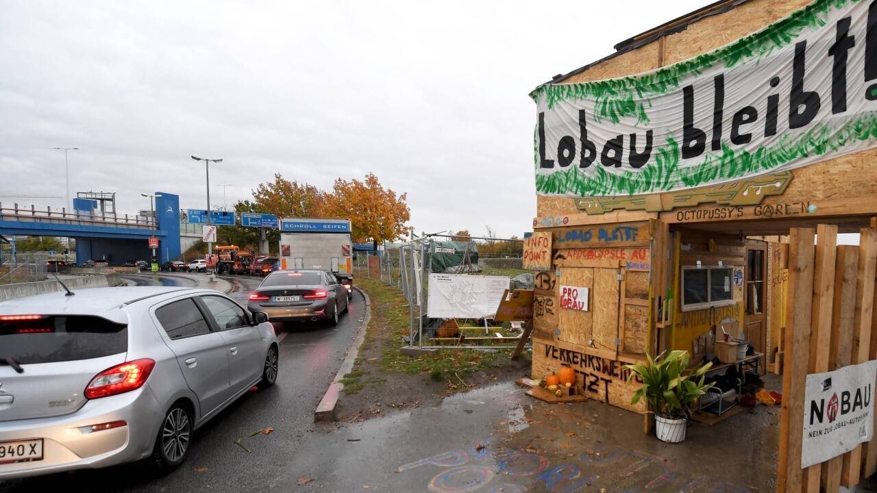 Zugang zu einem der aktuellen Protestcamps gegen den weiteren Ausbau der Wiener Außenring-Schnellstraße. Zugang zu einem der aktuellen Protestcamps gegen den weiteren Ausbau der Wiener Außenring-Schnellstraße.