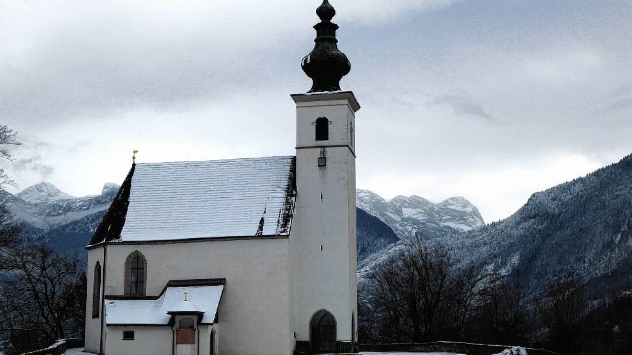 Die Nikolauskirche in Blickrichtung Pass Lueg. Erstmals 1444 urkundlich erwähnt, steht sie auf uraltem Siedlungsboden.  