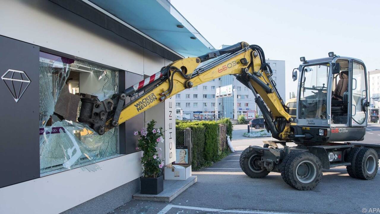 Gegen den Bagger hatte das Glas keine Chance.  