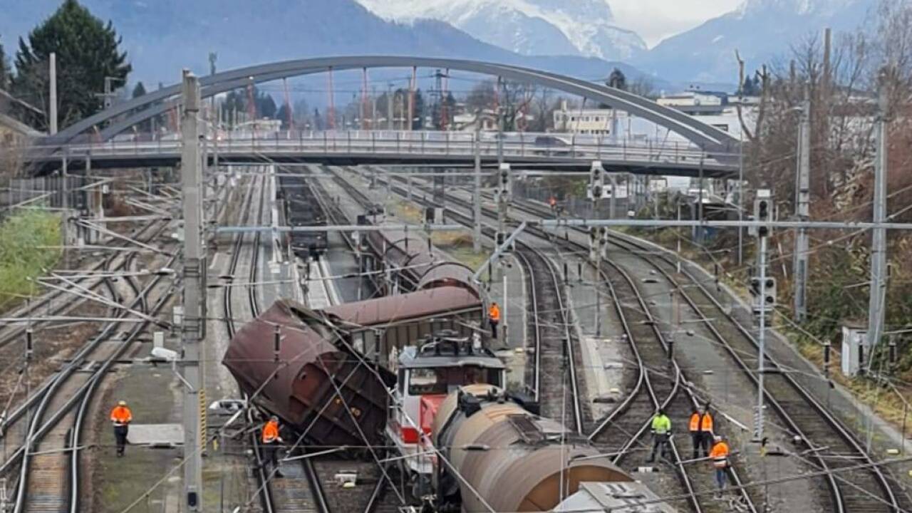 Die Unfallstelle nach dem Zusammenstoß.  Die Unfallstelle nach dem Zusammenstoß.