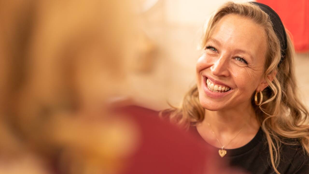 Hat nicht immer, aber doch immer wieder auch etwas zu lachen: Trauerbestatterin Bianca, gespielt von Nina Proll. Hat nicht immer, aber doch immer wieder auch etwas zu lachen: Trauerbestatterin Bianca, gespielt von Nina Proll.