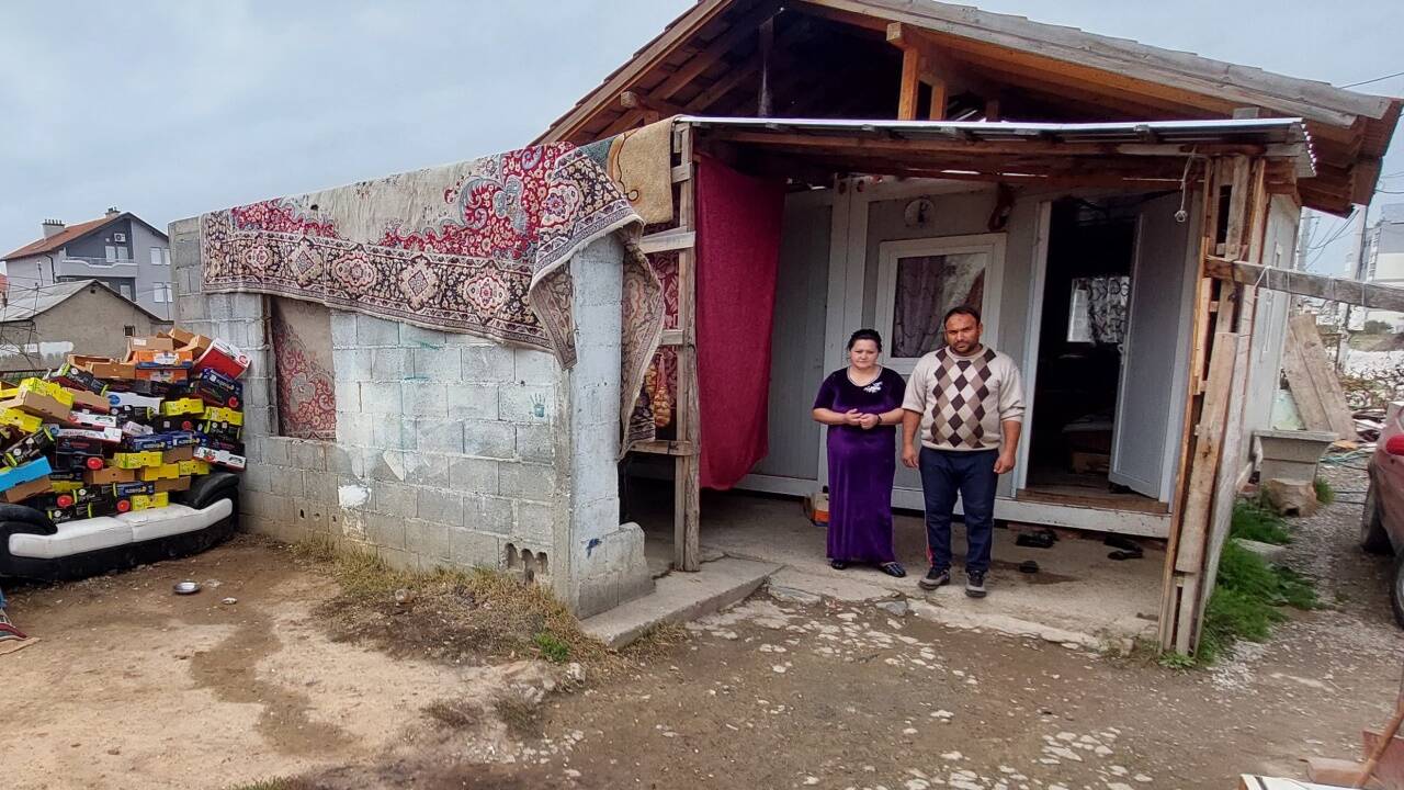 Selvije und Rushdi Bajra vor ihrem Wohncontainer in Prizren. 
