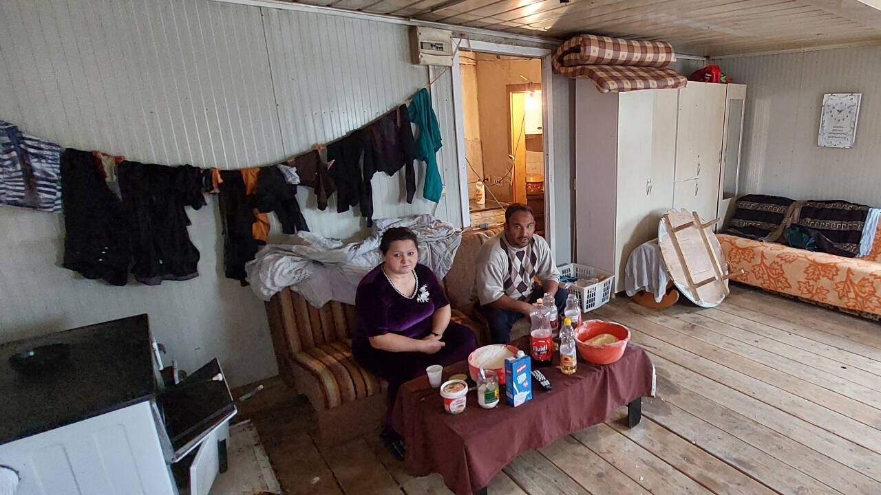 Selvije und Rushdi Bajra in ihrem Wohncontainer: Unter dem Holz schimmelt es, in der Nacht kommen die Ratten. 