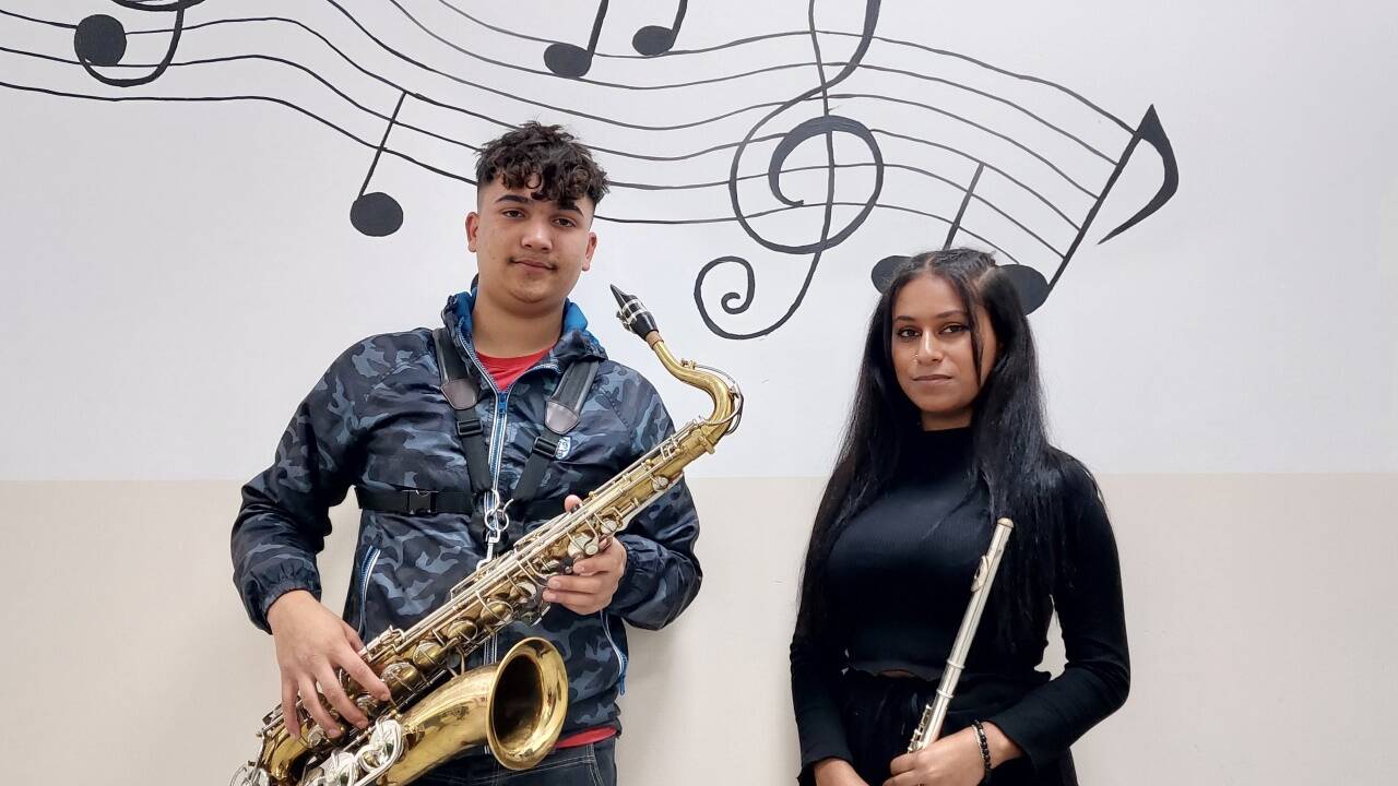 Enis und Queltina wollen mit ihren Instrumenten auf die Universität. 