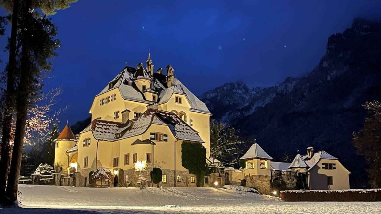 Strahlend: Schloss Glanegg ist nun in der Adventzeit erstmals hell erleuchtet.  