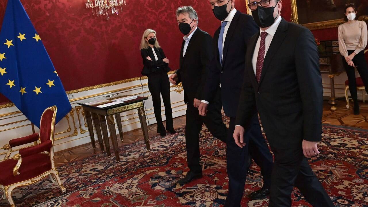 Vizekanzler Werner Kogler, der neue Bundeskanzler Karl Nehammer und nun wieder Außenminister Alexander Schallenberg vor der Angelobung.  