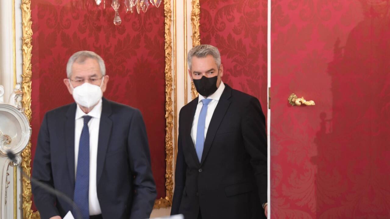 Bundespräsident Alexander Van der Bellen und der neue Bundeskanzler Karl Nehammer (ÖVP). 